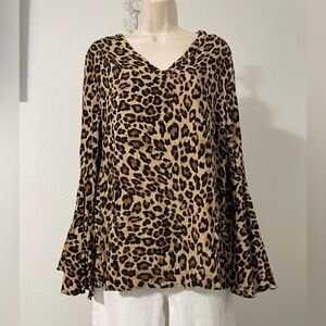 NWOT Layerz Clothing Leopard Print V-Neck Size Medium